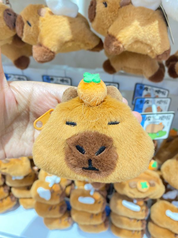 Dompet Koin Plush Mini dengan Gantungan Kunci (Kapibara)