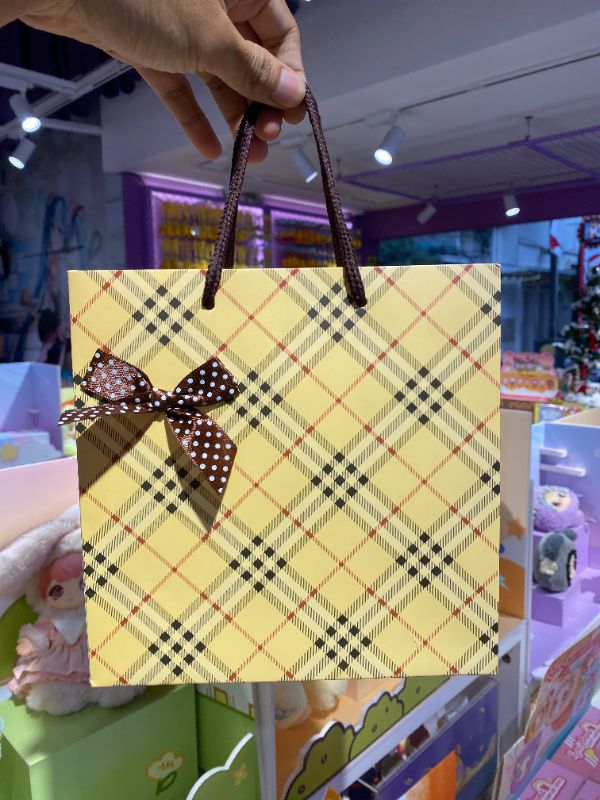 Gift bag ukuran sedang Plaid 20*20*8