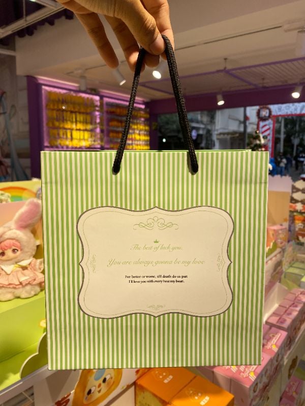 Gift bag ukuran sedang Garis Vertikal 20*20*8