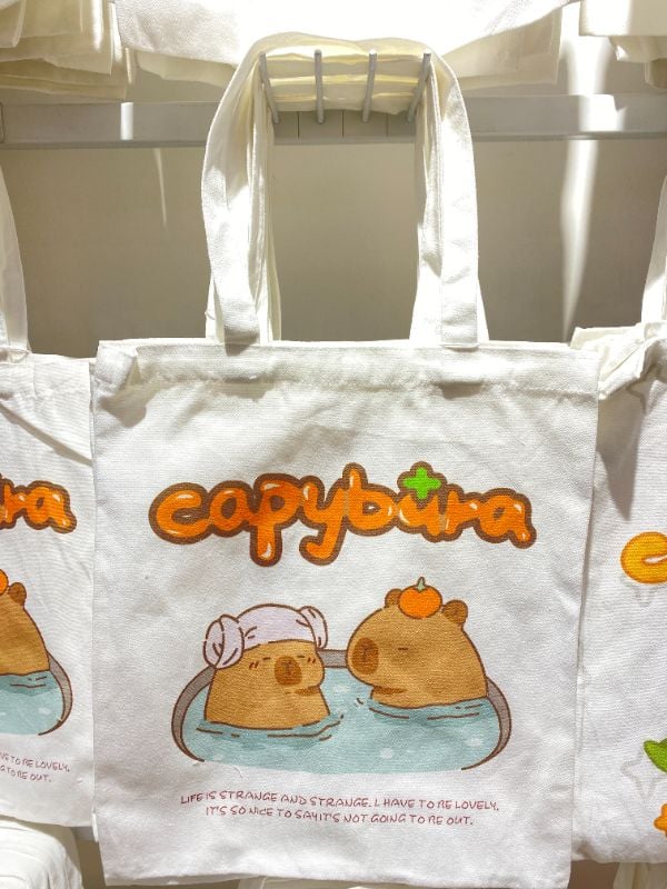 Tas Kanvas Kapibara Pemandian Air Panas