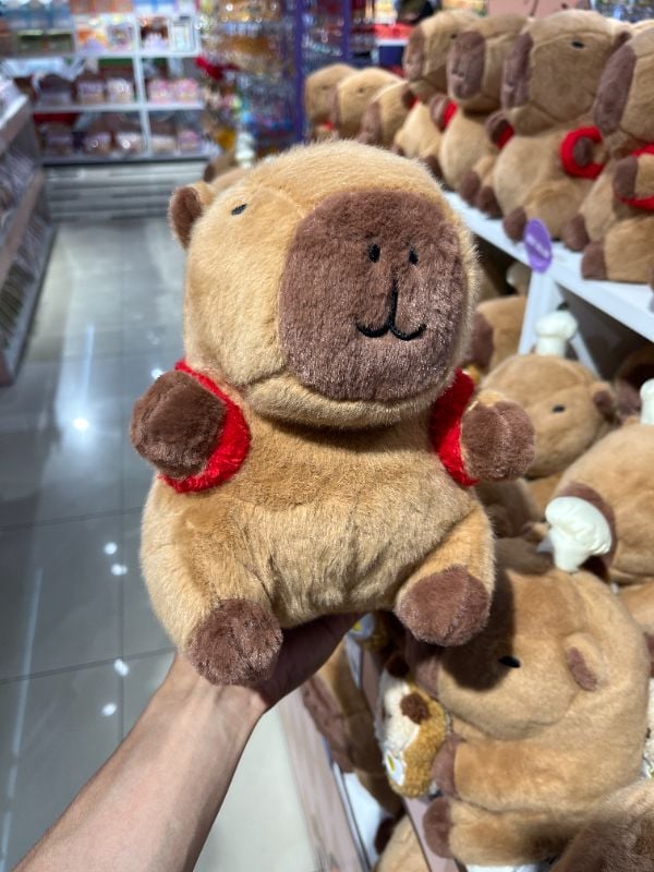 Mainan Plush 23 cm (Kapibara Coklat dengan Ransel Keripik)
