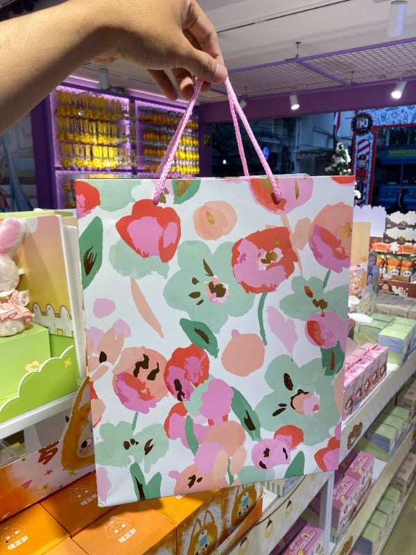 Goody bag ukuran sedang motif bunga romantis
