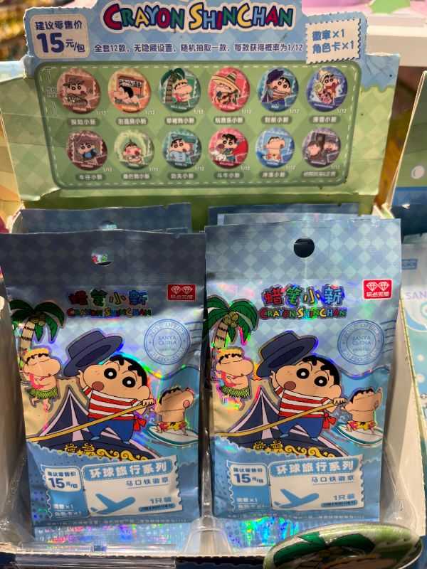 Lencana Tinplate Krayon Shin-chan (Seri Globetrotting)