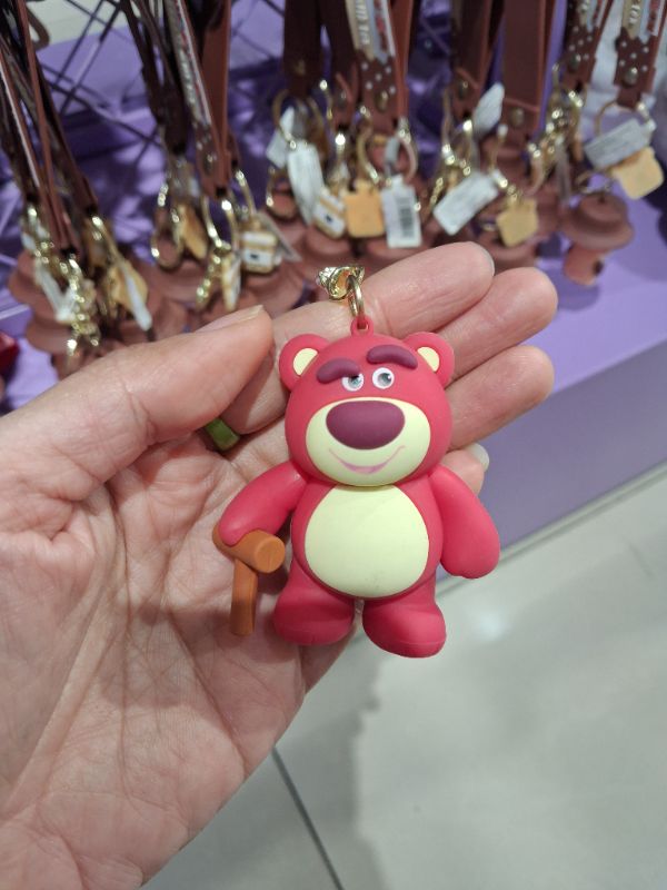 Gantungan Kunci Beruang Stroberi Disney STC119022