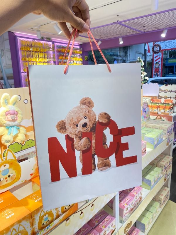 Gift bag ukuran sedang speckles NICE beruang kecil