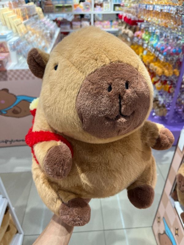 Mainan Plush 35 cm (Kapibara Coklat dengan Ransel Keripik)