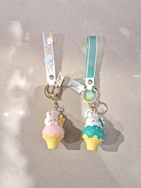 Gantungan kunci kelinci kecil ice cream