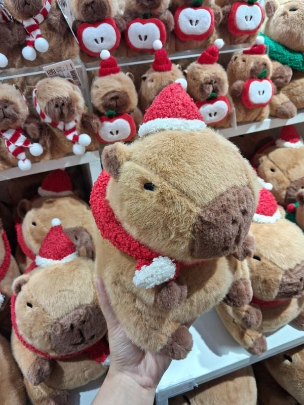 Mainan Plush Natal (Kapibara dengan Topi Merah dan Syal)