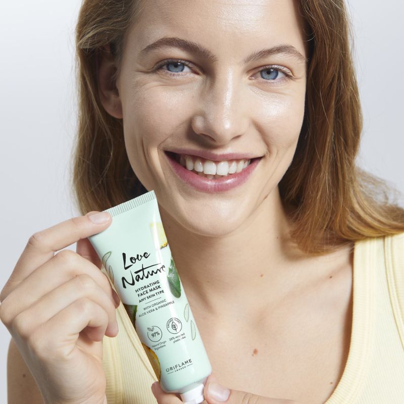 Hydrating face mask with Aloe Vera and pineapple