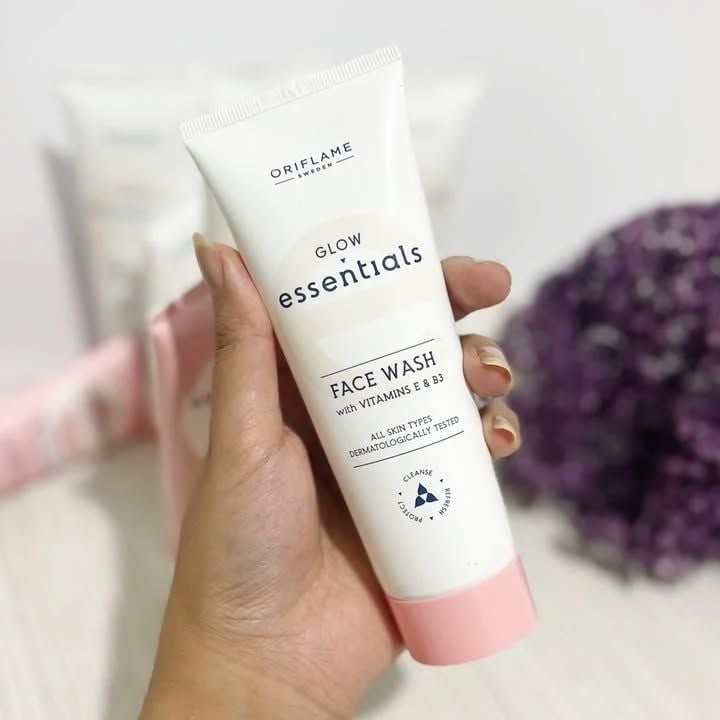 Glow Essentials Face Wash with Vitamins E & B3