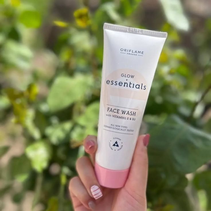Glow Essentials Face Wash with Vitamins E & B3