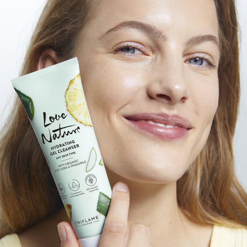 Hydrating Gel Cleanser with Organic Aloe Vera & Pineapple