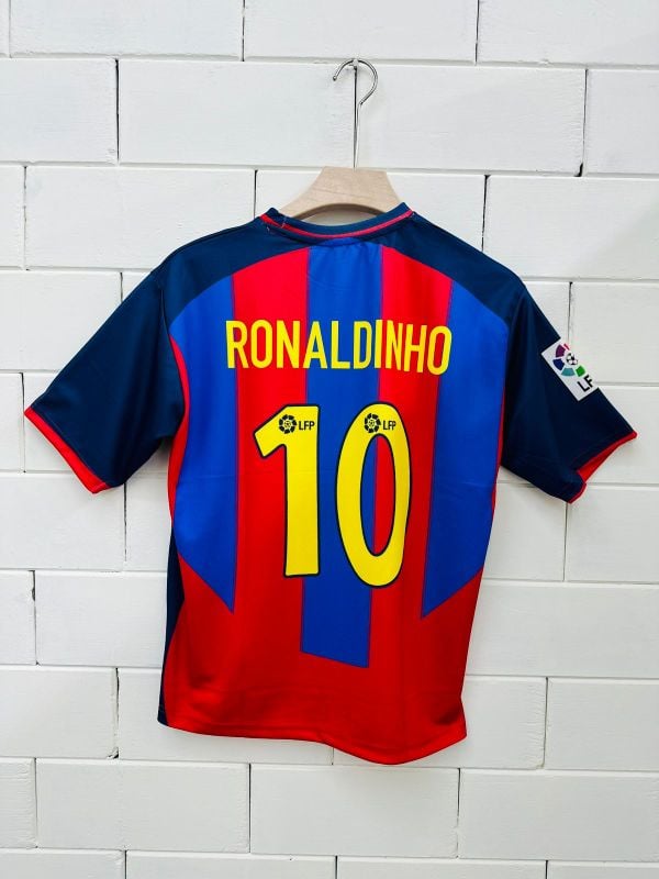 FC Barcelona Home Football Jersey – Ronaldinho 10