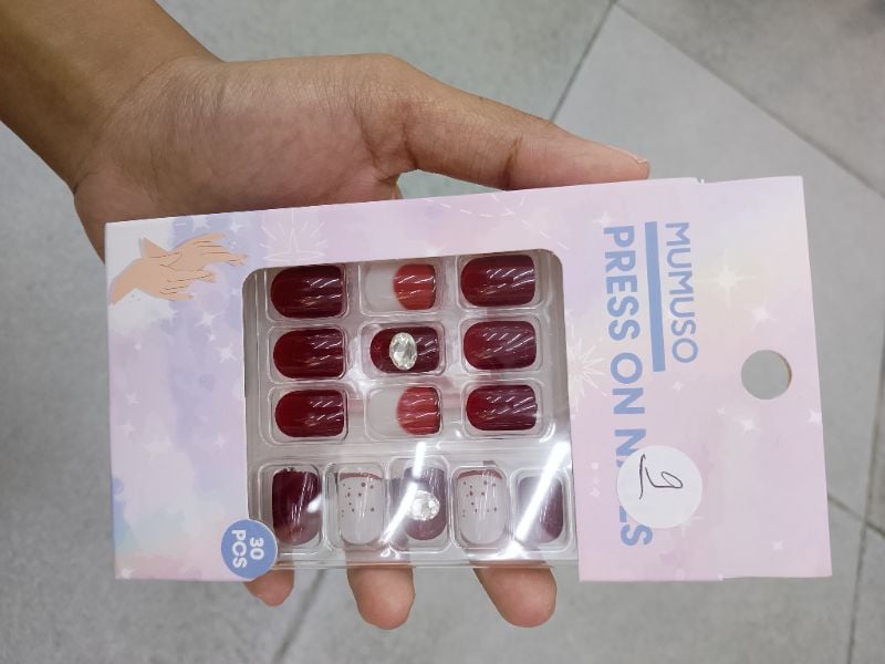 Kuku palsu (mawar merah )