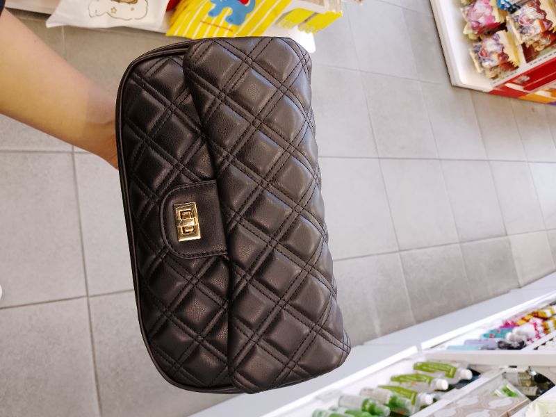 Tas bahu belah ketupat- Hitam