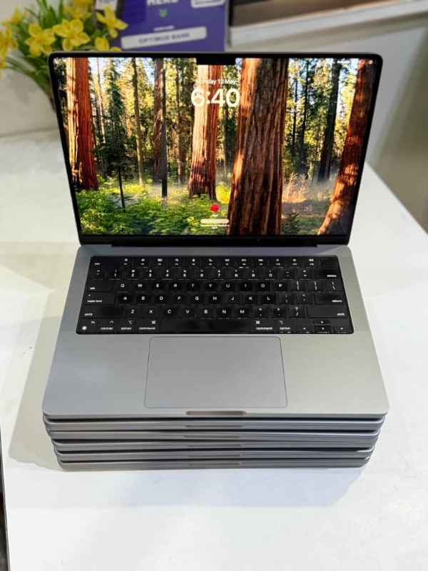 14-inch MacBook M1 Pro 2021
*32GB RAM  512GB SSD*
10 core CPU, 14 core GPU
Touch ID