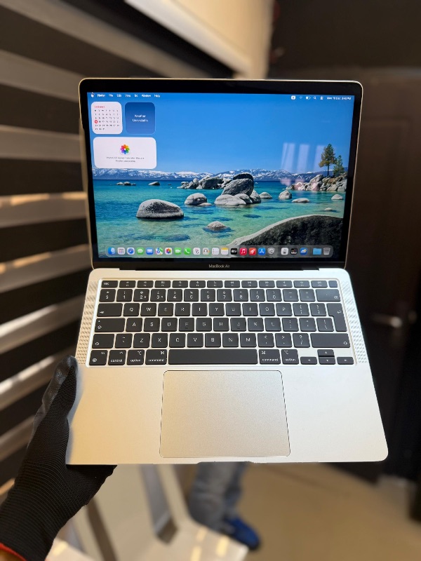 UK 🇬🇧 Used 
13-inch MacBook Air M1 2020
8GB Ram 256GB SSD
TouchID 
82cc