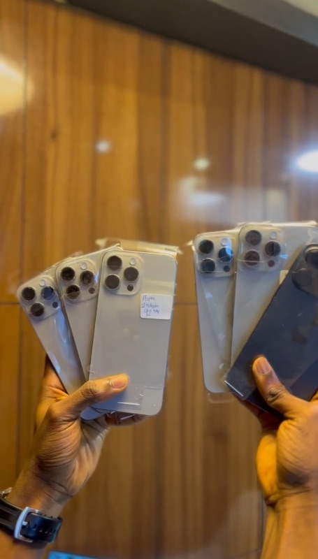 Prestine uk used ESIM unlocked 
15pro max 256gb 
natural //black colours