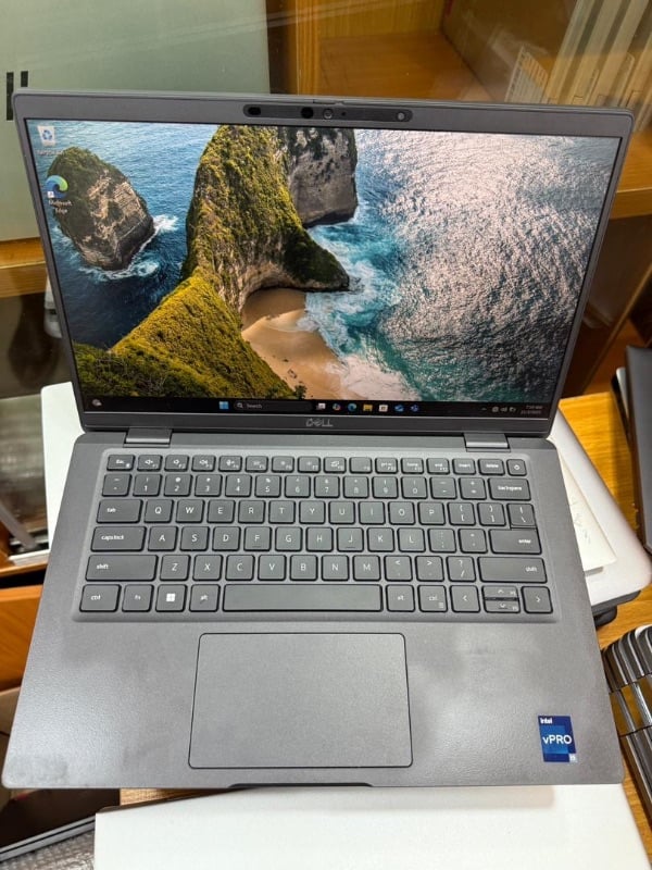 Dell latitude 7430 
Intel Core i5 @ 1.6/4.4Ghz 
16gb ram / 512gb SSD
Backlit Keyboard
12th generation 
1920x1080 14" FHD Display
Face ID Recognition