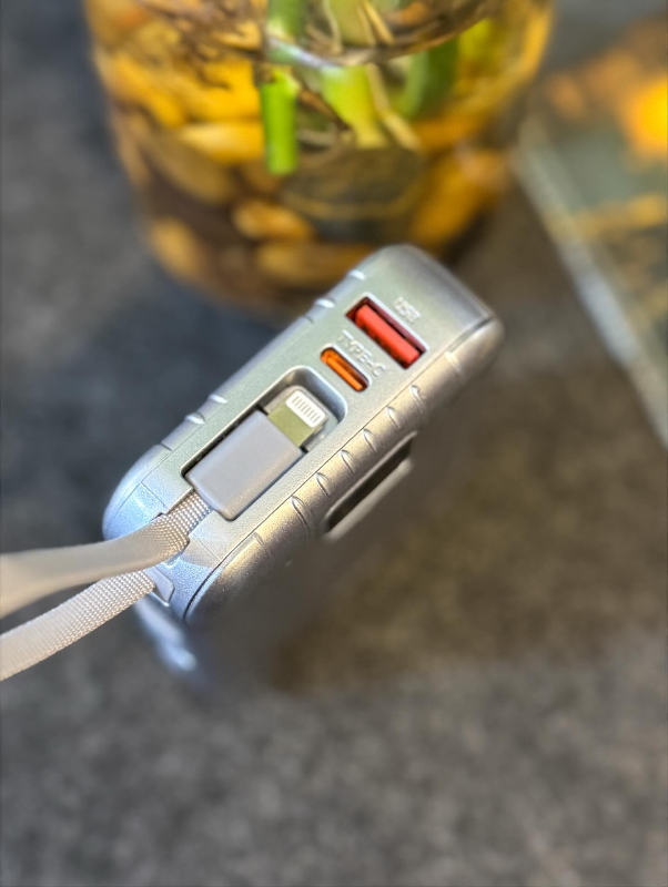 batterie externe (power bank) de Breeks Electronics. 
Capacité de 10 000 mAh.