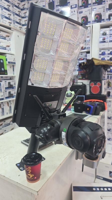 Lampadaire Solaire, Caméra intégré, détecteur de mouvement.