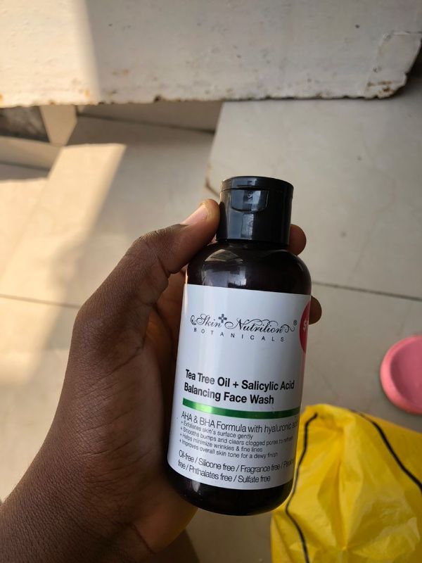 l’huile d’arbre de thé et à l’acide salicylique