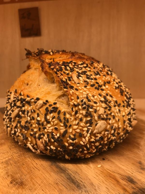 芝麻蒜香 - 原白酸刀 Sesame Garlic plain sourdough