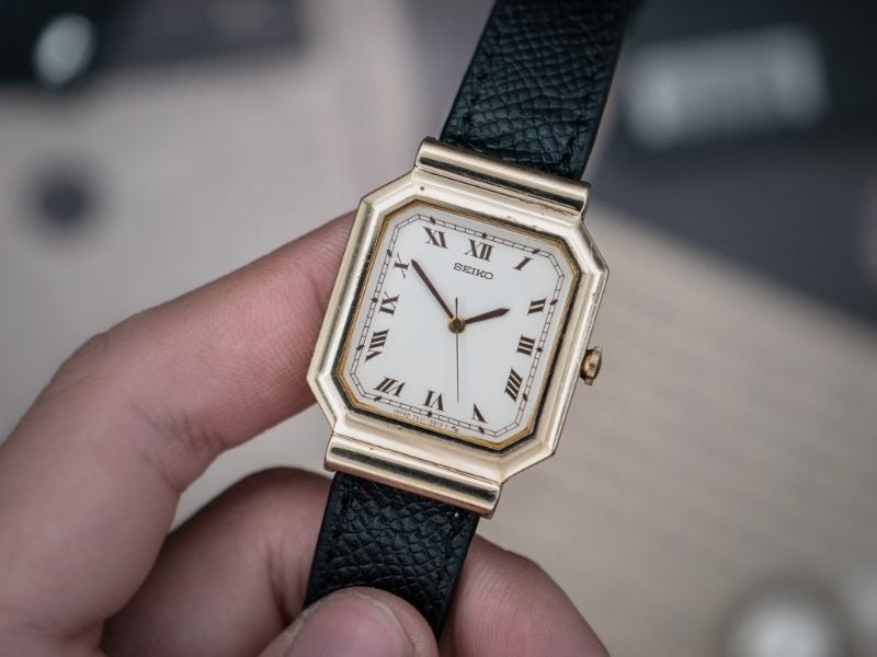 VINTAGE SEIKO ROMAN NUMERALS TANK WATCH