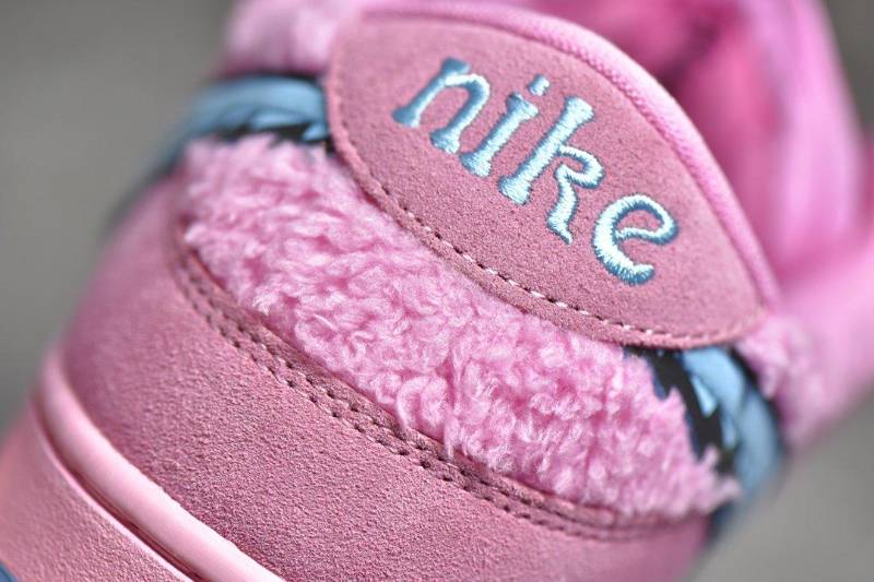 Nike SB Dunk Low
Grateful Dead Bears Pink