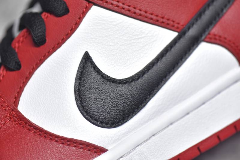 Nike SB Dunk Low
J-Pack Chicago