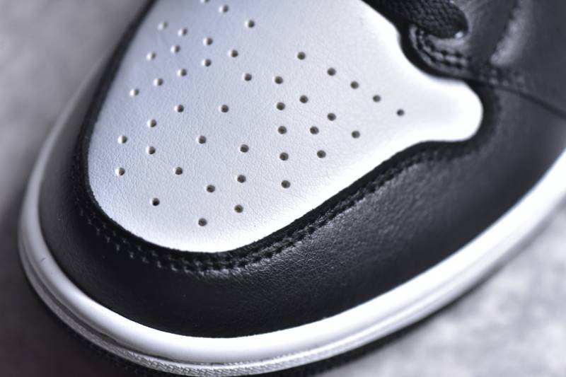 Jordan 1 Mid
Panda
