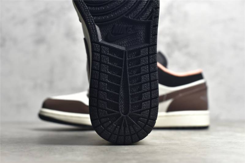 Jordan 1 Low
Mocha