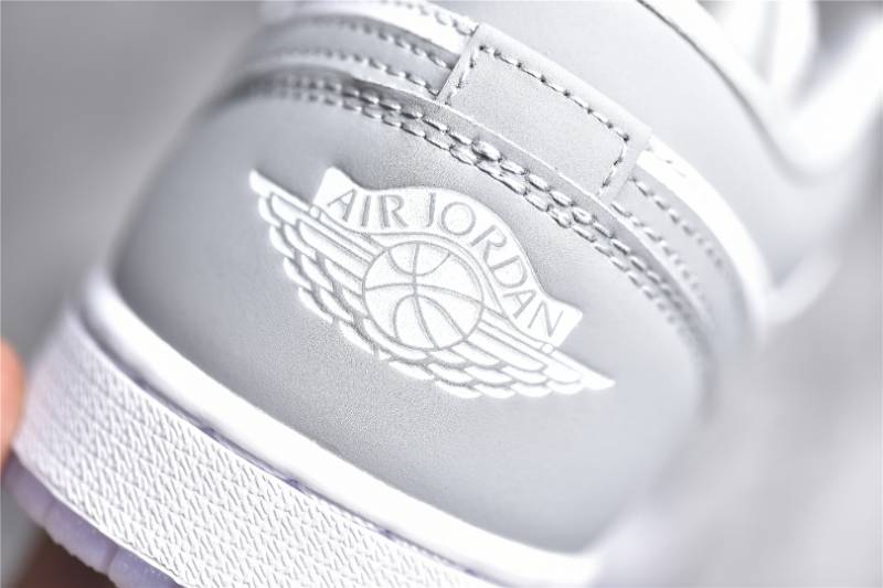 Jordan 1 Low
Wolf Grey