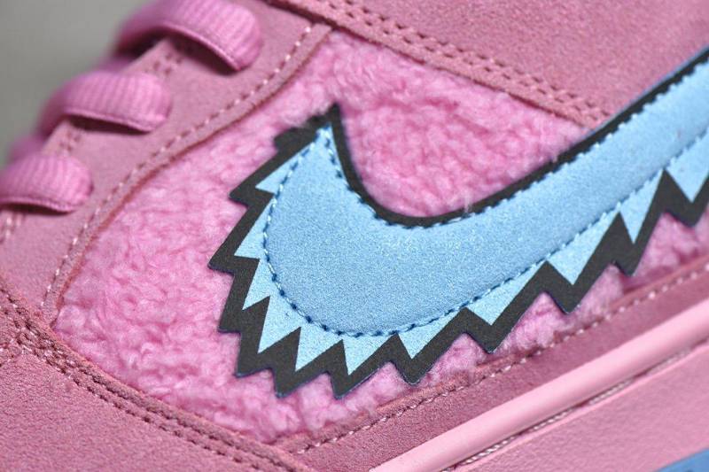 Nike SB Dunk Low
Grateful Dead Bears Pink