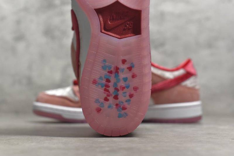 Nike SB Dunk Low
StrangeLove