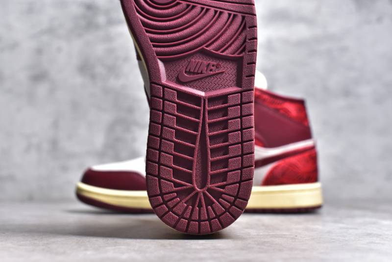 Jordan 1 Mid SE
Tiki Leaf Team Red (Women's)