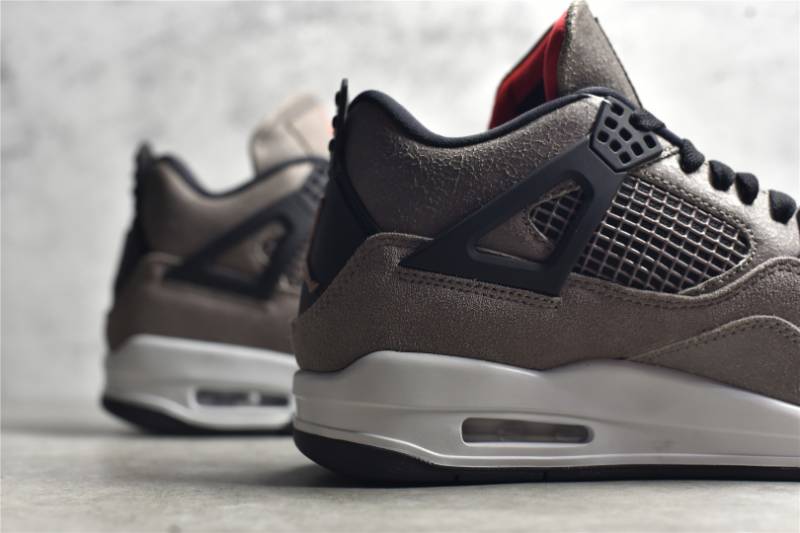 Jordan 4 Retro
Taupe Haze