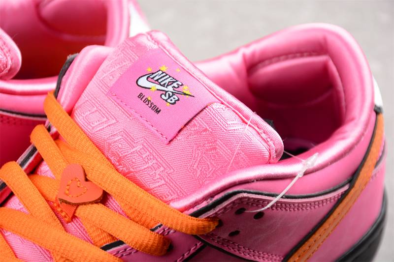 Nike SB Dunk Low
The Powerpuff Girls Blossom (florzinha)