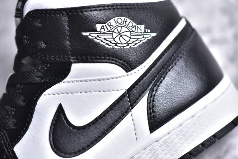Jordan 1 Mid
Panda