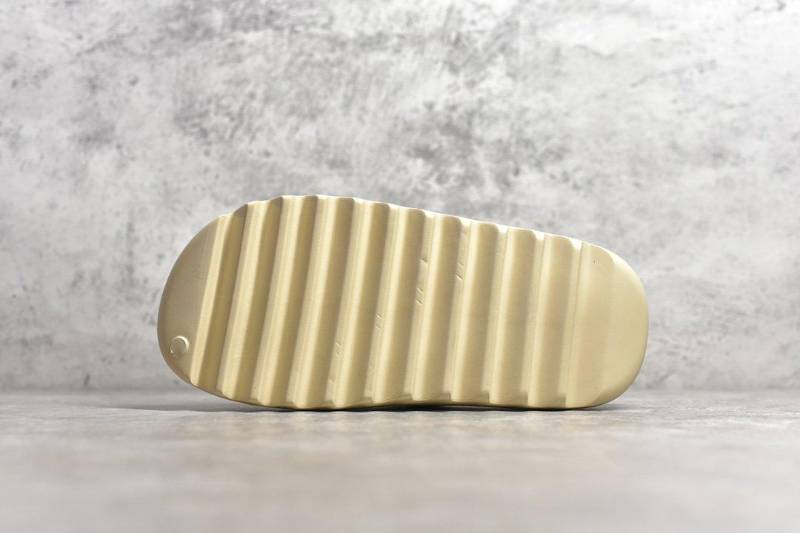 Adidas Yeezy Slide
Bone