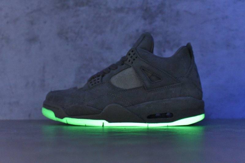 Jordan 4 Retro
Kaws