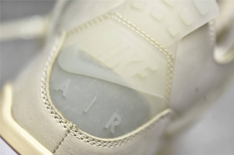 Jordan 4 Retro
Off-White Sail