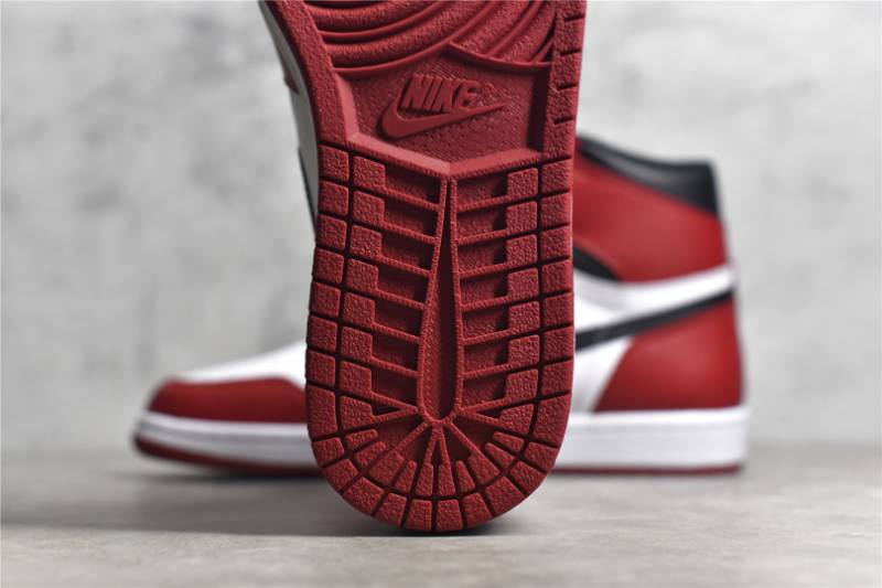 Jordan 1 Mid Chicago Toe