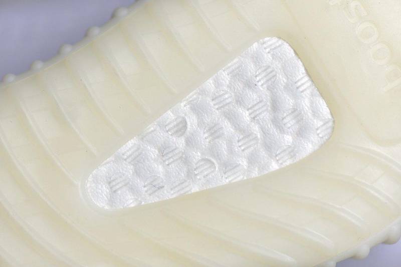 Adidas Yeezy Boost 350 V2
Cream