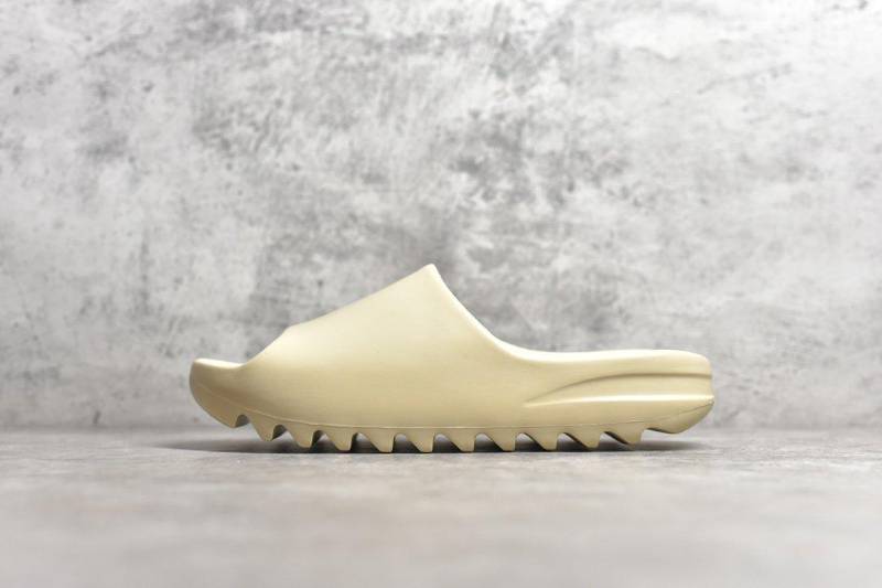 Adidas Yeezy Slide
Bone