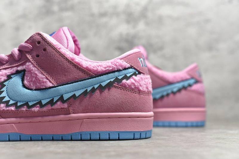 Nike SB Dunk Low
Grateful Dead Bears Pink