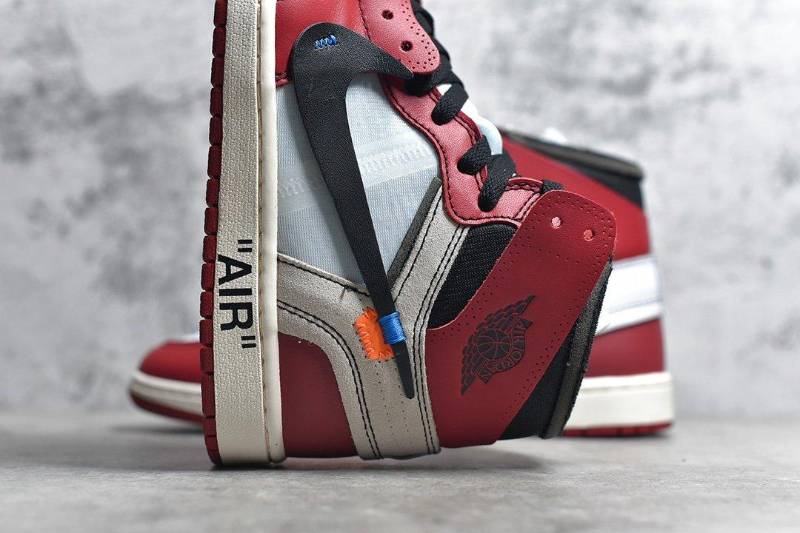 Jordan 1 Retro High
Off-White Chicago