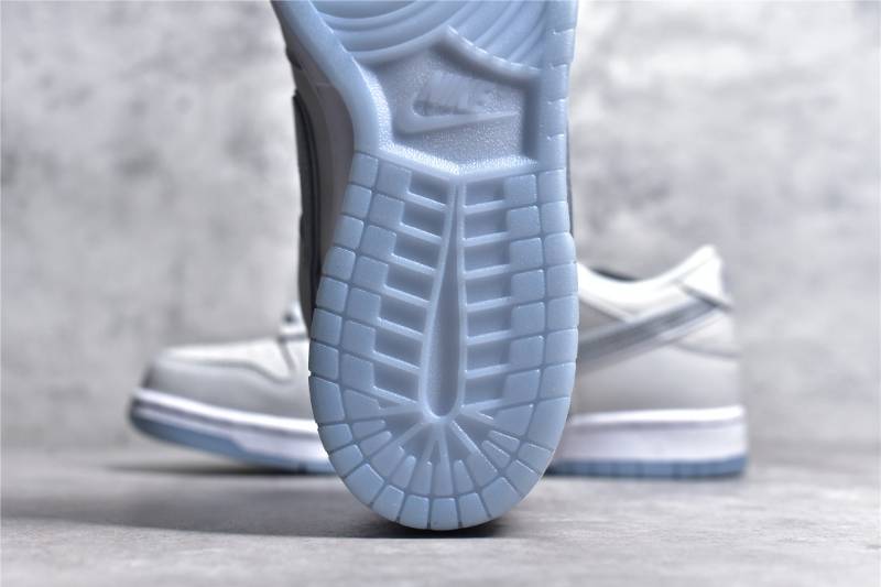 Nike SB Dunk Low
Concepts White Lobster (Friends and Family)