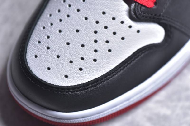 Jordan 1 Retro Low
Black Toe