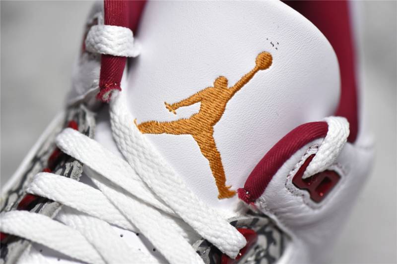 Jordan 3 Retro
Fire Red